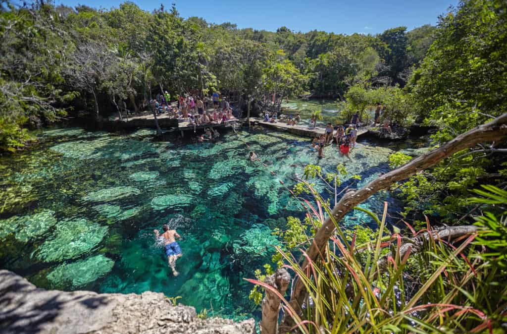 Blue-green clear water with peopel snorkeling 